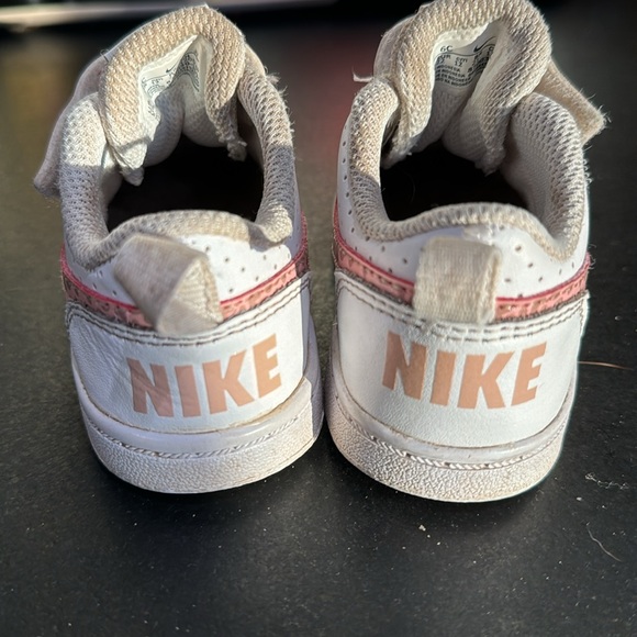 Toddler Nikes size 6 elastic laces - Picture 4 of 5